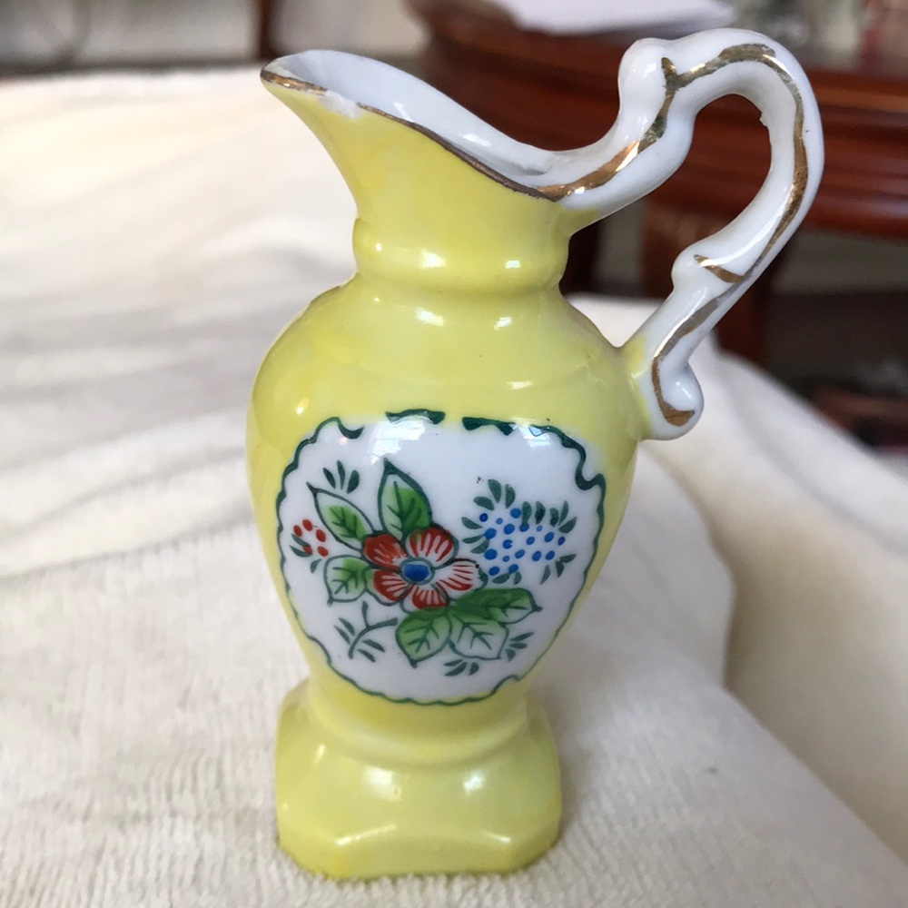 VINTAGE 1930’s 3.25in ANTIQUE VASE ONE OF A KIND HAND PAINTED HAS TINY CHIP